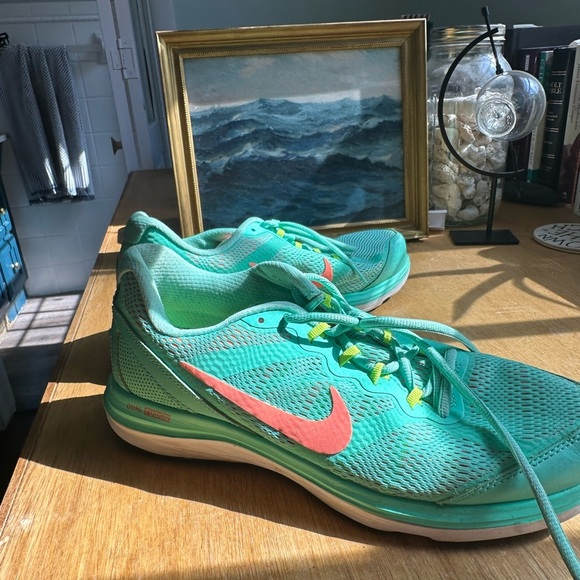 Nike Women's Green Running Shoes - Picture 4 of 6